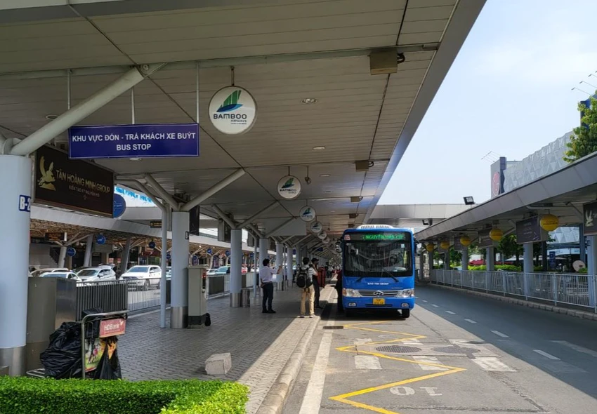 Khu vực đón xe buýt tại làn B Ga Quốc nội chuyển từ vị trí cũ (B17-B20) đến vị trí mới (B06-B09). Ảnh: CTV.
