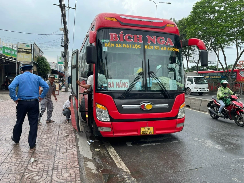 Hãng xe Bích Nga, tuyến TP.HCM - Đà Nẵng cũng bị lực lượng Thanh tra giao thông xử phạt hành chính. Ảnh: CTV. Hãng xe Bích Nga, tuyến TP.HCM - Đà Nẵng cũng bị lực lượng Thanh tra giao thông xử phạt hành chính. Ảnh: CTV.