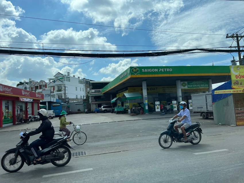 Một số cây xăng khác đã không còn tình trạng đón trả khách. Ảnh: ĐT. Một số cây xăng khác đã không còn tình trạng đón trả khách. Ảnh: ĐT.
