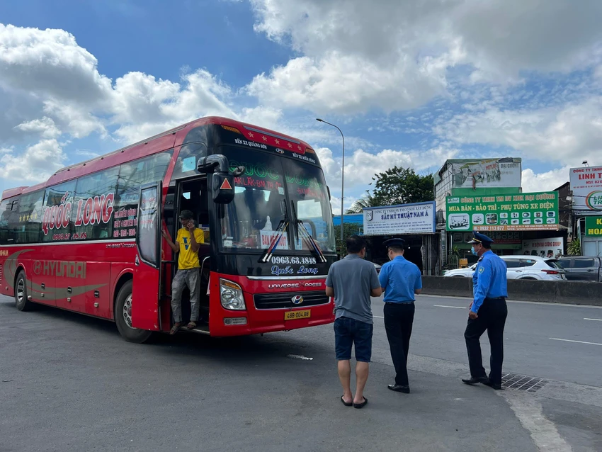 Lực lượng Thanh tra giao thông làm việc với lái xe hãng Quốc Long. Ảnh: ĐT. Lực lượng Thanh tra giao thông làm việc với lái xe hãng Quốc Long. Ảnh: ĐT.