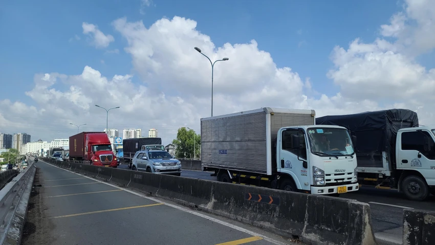 Các phương tiện di chuyển rất chậm. Ảnh: HM. Các phương tiện di chuyển rất chậm. Ảnh: HM.