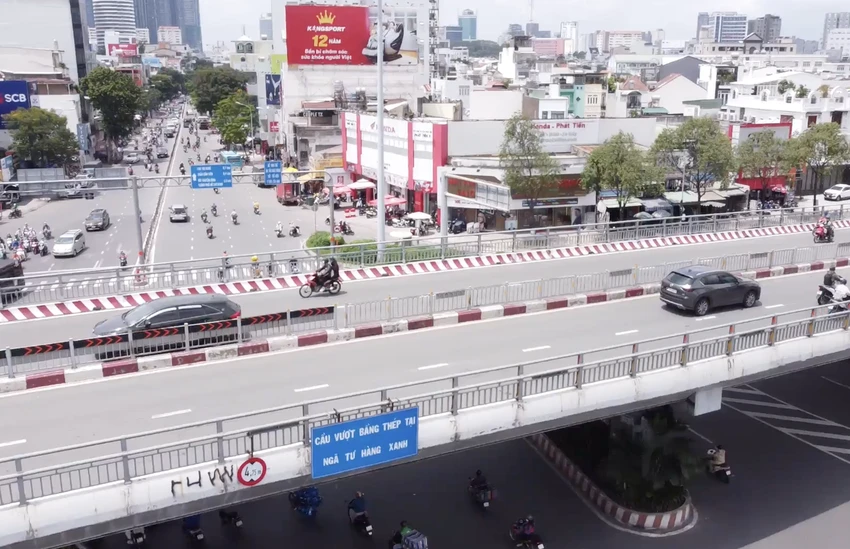 Cầu vượt thép đã giúp giảm ngay tình trạng ùn ứ ở cả khu vực. Ảnh: ĐT. Cầu vượt thép đã giúp giảm ngay tình trạng ùn ứ ở cả khu vực. Ảnh: ĐT.