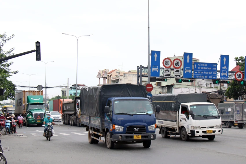 Nút giao Ngã tư Đình (Nguyễn Văn Quá - Quốc lộ 1) thường xuyên bị ùn ứ. Ảnh: ĐT. Nút giao Ngã tư Đình (Nguyễn Văn Quá - Quốc lộ 1) thường xuyên bị ùn ứ. Ảnh: ĐT.