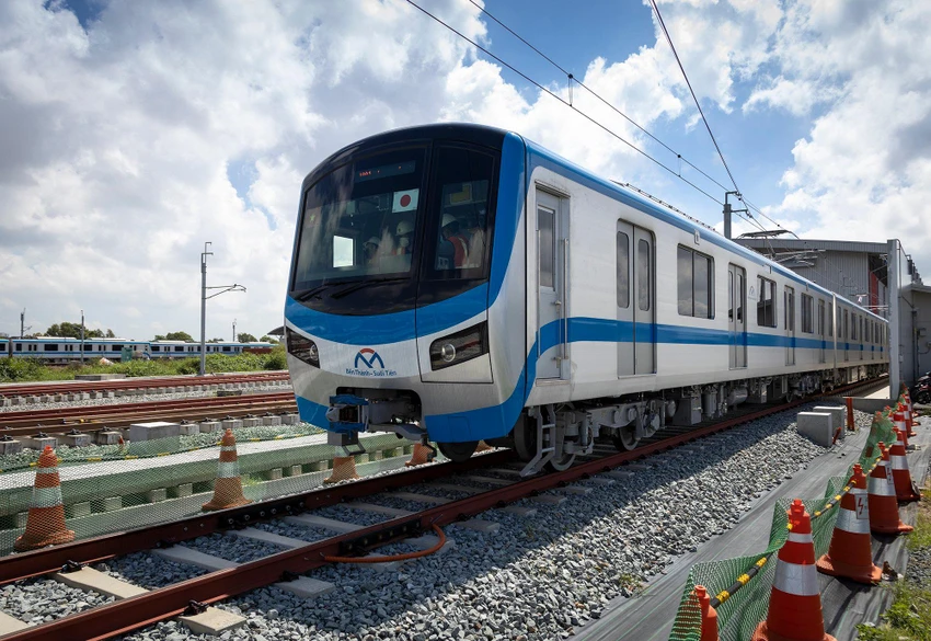 Thời gian tới, Nhà thầu Hitachi thuộc Gói thầu số 3 (Mua sắm thiết bị cơ điện, đầu máy toa xe, đường ray và bảo dưỡng) sẽ tiếp tục hoàn chỉnh tất cả các hệ thống hệ thống còn lại như tín hiệu, viễn thông, các thiết bị ở OCC, để tiến hành thử nghiệm trên toàn tuyến. Ảnh: CTV. Thời gian tới, Nhà thầu Hitachi thuộc Gói thầu số 3 (Mua sắm thiết bị cơ điện, đầu máy toa xe, đường ray và bảo dưỡng) sẽ tiếp tục hoàn chỉnh tất cả các hệ thống hệ thống còn lại như tín hiệu, viễn thông, các thiết bị ở OCC, để tiến hành thử nghiệm trên toàn tuyến. Ảnh: CTV.