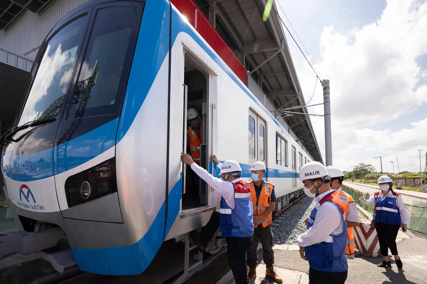 Các vị khách lên tàu metro số 1. Ảnh: MINH HOÀ. Các vị khách lên tàu metro số 1. Ảnh: MINH HOÀ.