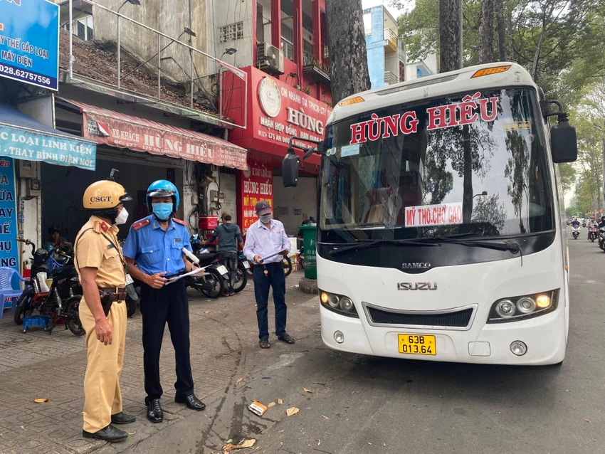 Lực lượng Thanh tra phối hợp với CSGT tăng cường kiểm tra vận tải trên địa bàn TP. Ảnh: CTV. Lực lượng Thanh tra phối hợp với CSGT tăng cường kiểm tra vận tải trên địa bàn TP. Ảnh: CTV.