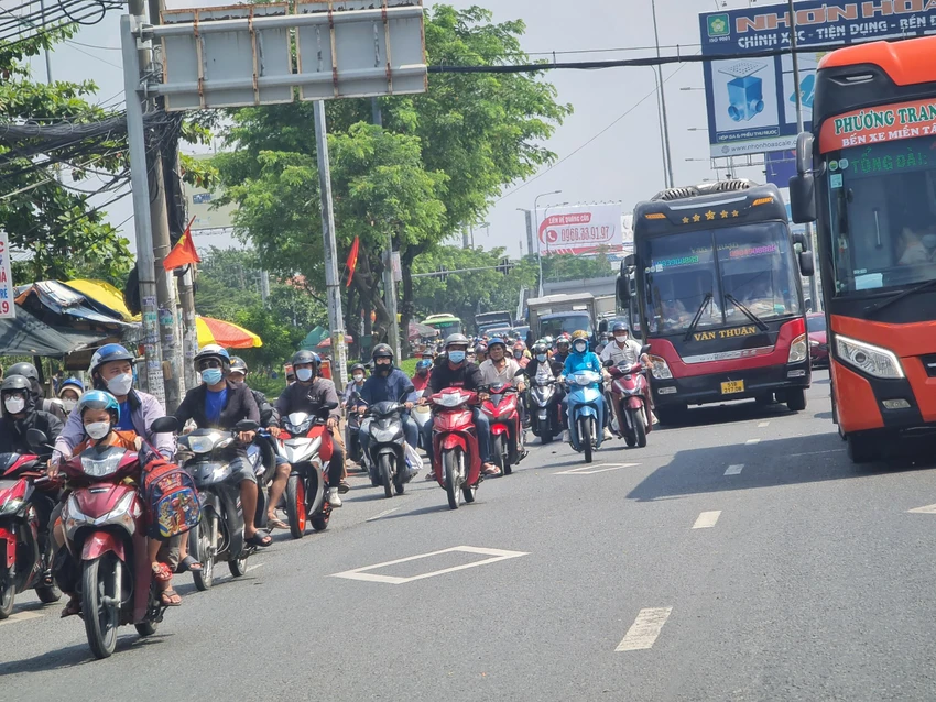 Người dân sử dụng phương tiện cá nhân theo đường Quốc lộ 1A về các tỉnh miền Tây. Ảnh: Nguyễn Châu. Người dân sử dụng phương tiện cá nhân theo đường Quốc lộ 1A về các tỉnh miền Tây. Ảnh: Nguyễn Châu.
