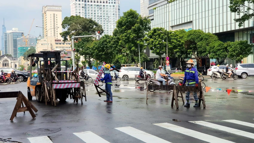 Những tấm rào chắn cuối cùng được gỡ bỏ. Ảnh: MAUR. Những tấm rào chắn cuối cùng được gỡ bỏ. Ảnh: MAUR.