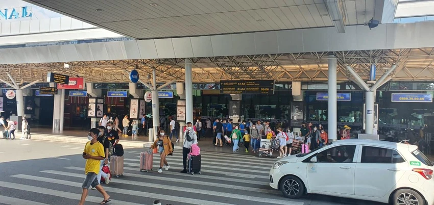 Tại khu vực sân bay, hành khách đi lại thông thoáng. Ảnh: CTV. Tại khu vực sân bay, hành khách đi lại thông thoáng. Ảnh: CTV.