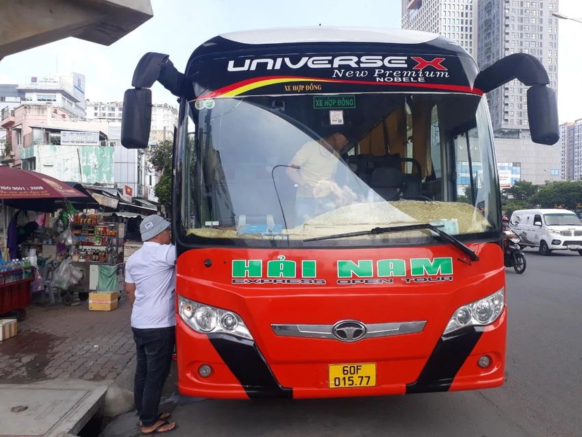 Đón trả khách trên đường Điện Biên Phủ, quận Bình Thạnh. Ảnh: CTV. Đón trả khách trên đường Điện Biên Phủ, quận Bình Thạnh. Ảnh: CTV.
