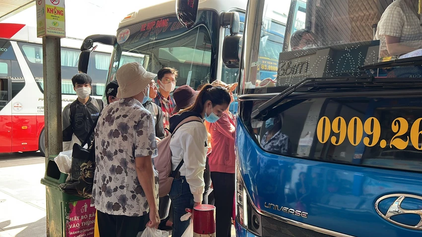 Hành khách làm thủ tục lên xe. Ảnh: ĐT. Hành khách làm thủ tục lên xe. Ảnh: ĐT.