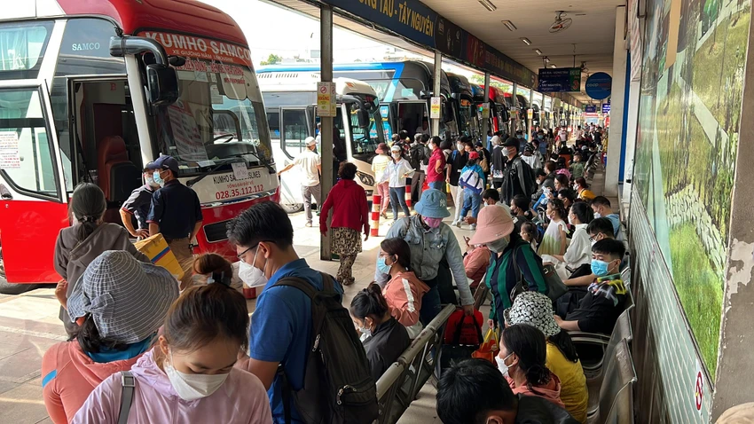 Sáng 1-9: Bến xe Miền Đông, Miền Tây, sân bay Tân Sơn Nhất thông thoáng ảnh 6 Sáng 1-9: Bến xe Miền Đông, Miền Tây, sân bay Tân Sơn Nhất thông thoáng ảnh 6