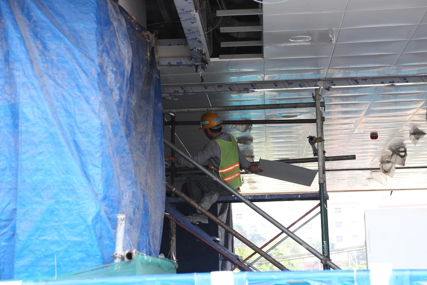 Các công nhân đang hoàn thiện những hạng mục cuối cùng.