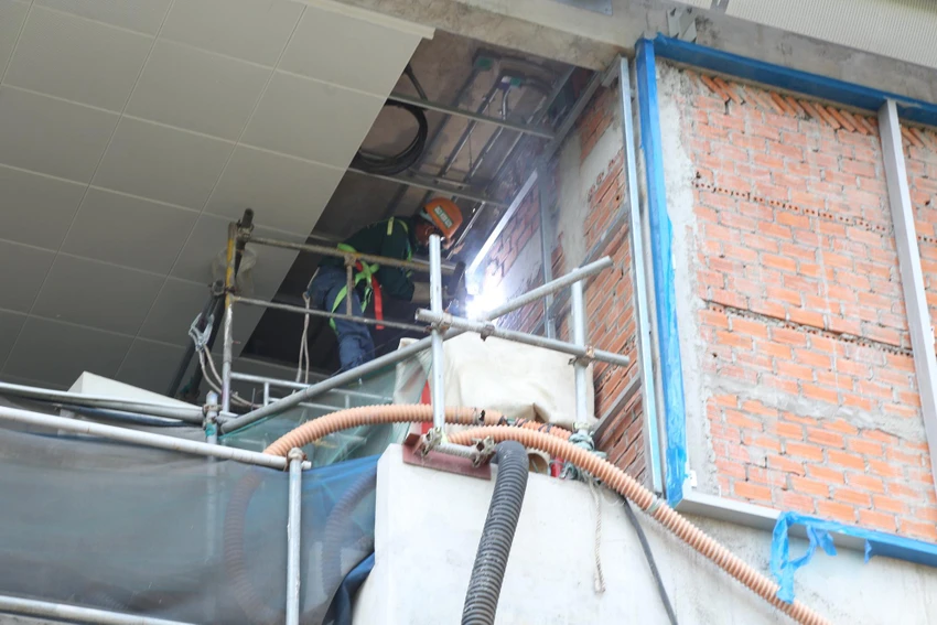 Các công đoạn trang trí nhà ga metro số 1.