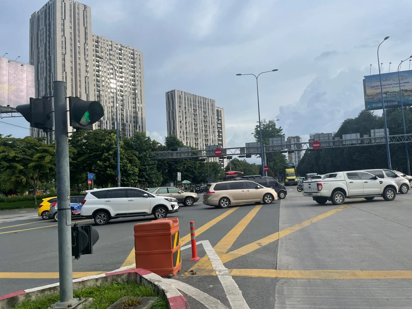 Khu vực nút giao An Phú, các phương tiện di chuyển thông thoáng. Ảnh: ĐT. Khu vực nút giao An Phú, các phương tiện di chuyển thông thoáng. Ảnh: ĐT.