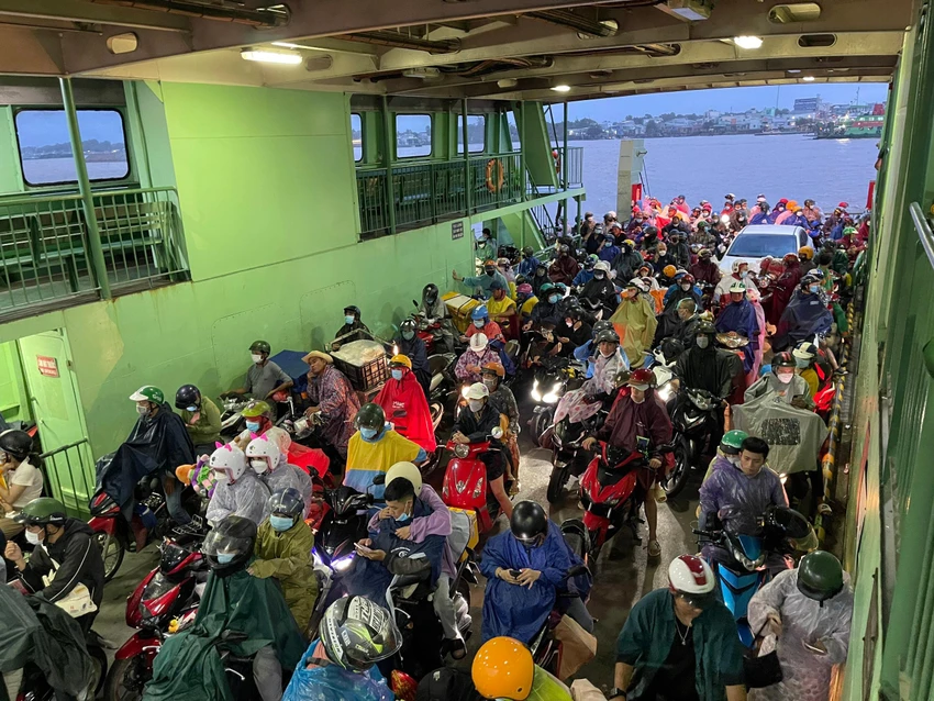 Người dân quay trở lại TP.HCM qua hướng phà Cát Lái . Ảnh: ĐT. Người dân quay trở lại TP.HCM qua hướng phà Cát Lái . Ảnh: ĐT.