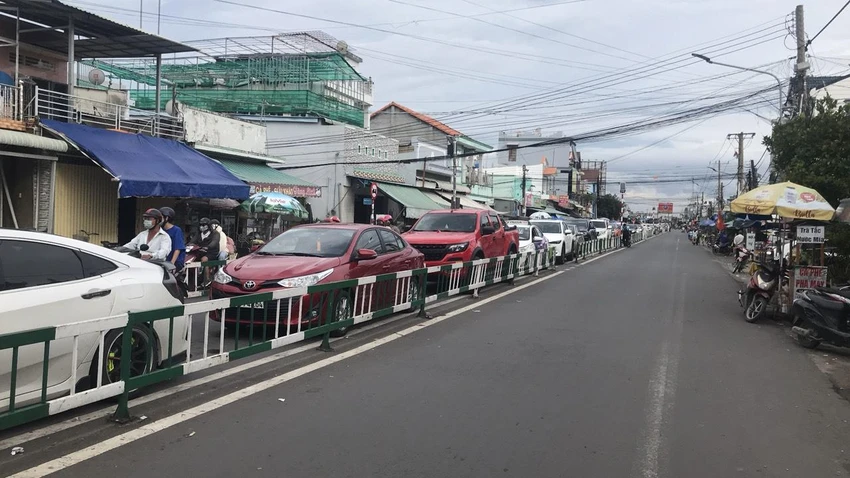 Ô tô xếp hàng đi qua phà Cát Lái. Ảnh: ĐT. Ô tô xếp hàng đi qua phà Cát Lái. Ảnh: ĐT.