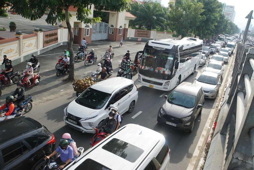 Ô tô xếp hàng nhúc nhích từng chút một. Ô tô xếp hàng nhúc nhích từng chút một.