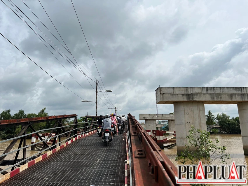 Cầu Long Kiểng hiện hữu bị xuống cấp nghiêm trọng, thường xuyên kẹt xe. Ảnh: ĐT. Cầu Long Kiểng hiện hữu bị xuống cấp nghiêm trọng, thường xuyên kẹt xe. Ảnh: ĐT.