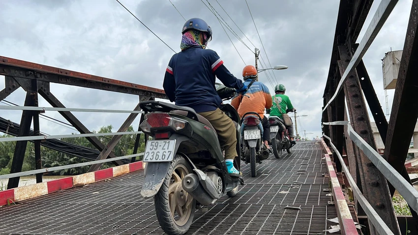 Cầu sắt xuống cấp, không đáp ứng nhu cầu đi lại, phát triển kinh tế - xã hội ở địa phương. Ảnh: ĐT. Cầu sắt xuống cấp, không đáp ứng nhu cầu đi lại, phát triển kinh tế - xã hội ở địa phương. Ảnh: ĐT.