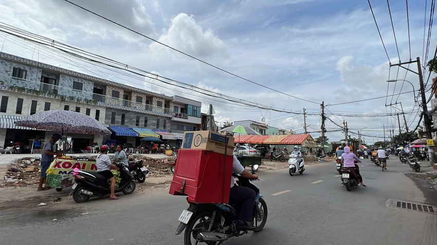 Người dân hai bên đường dẫn vào cầu đã bàn giao mặt bằng cho dự án. Ảnh: ĐT. Người dân hai bên đường dẫn vào cầu đã bàn giao mặt bằng cho dự án. Ảnh: ĐT.