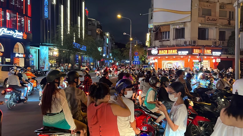Người dân phải mất hàng giờ để di chuyển. Ảnh: ĐT. Người dân phải mất hàng giờ để di chuyển. Ảnh: ĐT.