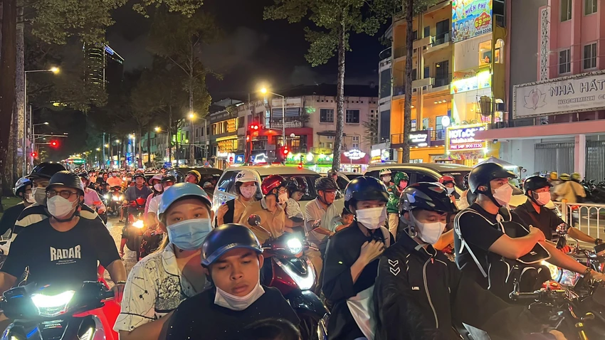 Đường Trần Hưng Đạo, các phương tiện ùn ứ kéo dài. Ảnh: ĐT. Đường Trần Hưng Đạo, các phương tiện ùn ứ kéo dài. Ảnh: ĐT.