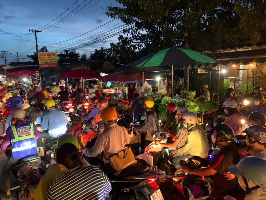 Dòng người bị ùn ứ hơn một giờ đồng hồ. Ảnh: ĐT. Dòng người bị ùn ứ hơn một giờ đồng hồ. Ảnh: ĐT.