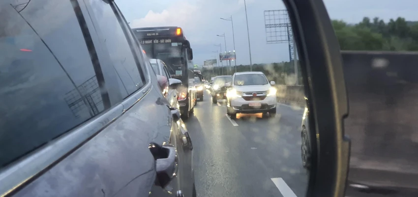 Kẹt xe ở cao tốc TP.HCM - Long Thành - Dầu Giây trở thành nỗi ám ảnh của nhiều người dịp cuối tuần. Ảnh: HƯƠNG THẢO. Kẹt xe ở cao tốc TP.HCM - Long Thành - Dầu Giây trở thành nỗi ám ảnh của nhiều người dịp cuối tuần. Ảnh: HƯƠNG THẢO.