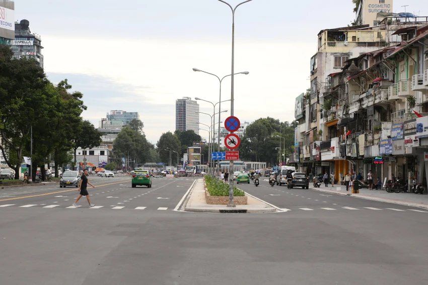 Các hàng quán đã mở cửa, khôi phục trở lại sau nhiều năm bị rào chắn.