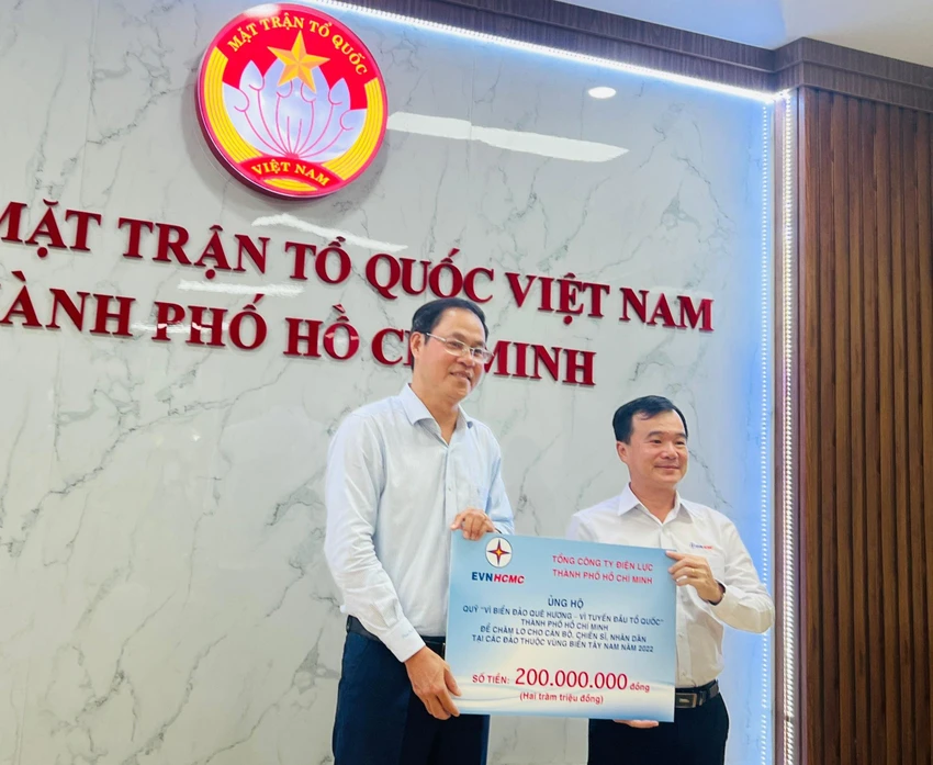 Ông Trần Vũ Quang, Trưởng ban Kiểm tra - Thanh tra Tổng Công ty Điện lực TP.HCM, thay mặt EVNHCMC ủng hộ Quỹ vì biển đảo quê hương - vì tuyến đầu tổ quốc TP.HCM. Ông Trần Vũ Quang, Trưởng ban Kiểm tra - Thanh tra Tổng Công ty Điện lực TP.HCM, thay mặt EVNHCMC ủng hộ Quỹ vì biển đảo quê hương - vì tuyến đầu tổ quốc TP.HCM.
