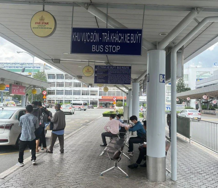 Hiện nay, xe buýt đang phải dừng đỗ, đón trả khách chung với làn xe gia đình.