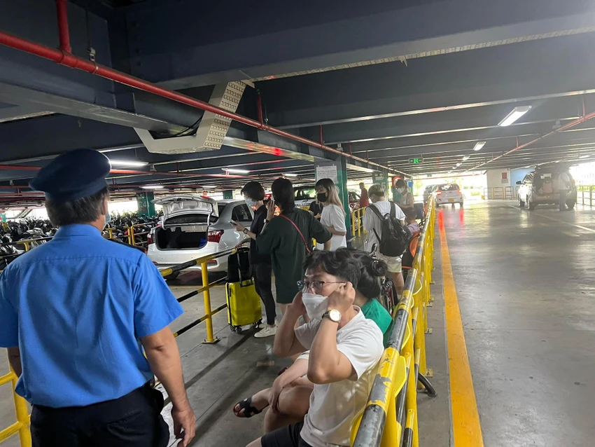 Tại làn xe công nghệ đông đúc khách đang chờ xe. Ảnh: ĐT.