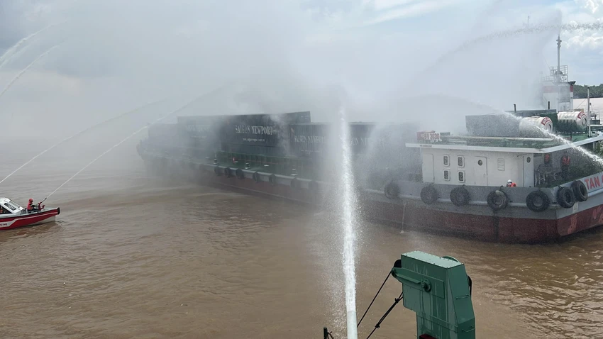 Nhiều mũi chữa cháy nhanh chóng được triển khai. Ảnh: ĐT. Nhiều mũi chữa cháy nhanh chóng được triển khai. Ảnh: ĐT.