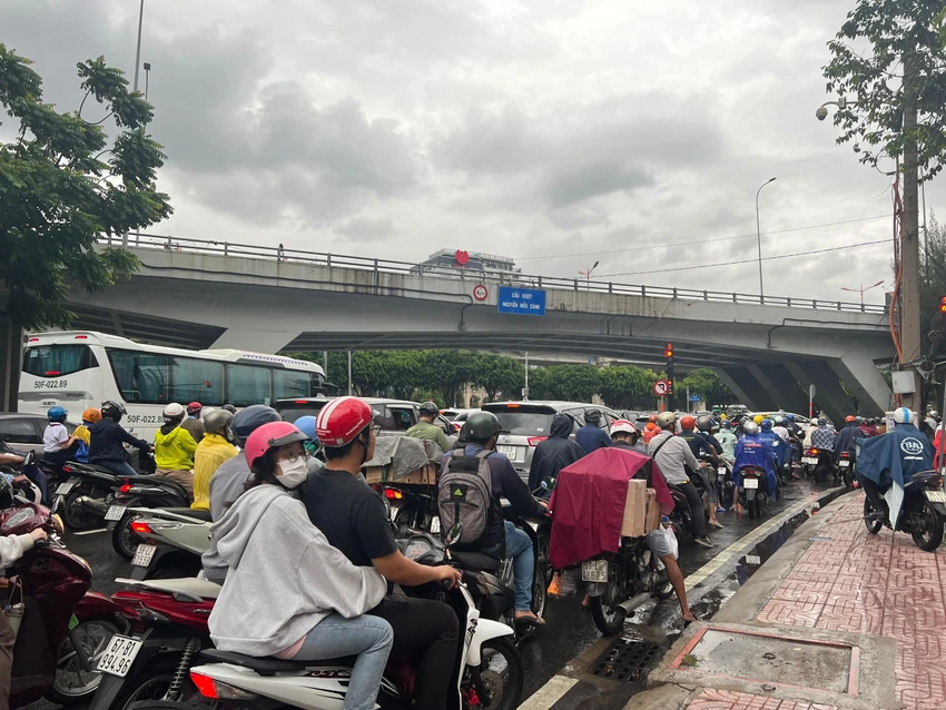 Hàng dài xe nối đuôi nhau. Ảnh: ĐT.