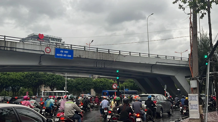 Khu vực đường Nguyễn Hữu Cảnh - Điện Biên Phủ, các phương tiện di chuyển chậm. Ảnh: ĐT.