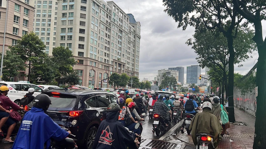 Người dân di chuyển lên vỉa hè để né kẹt xe. Ảnh: ĐT.