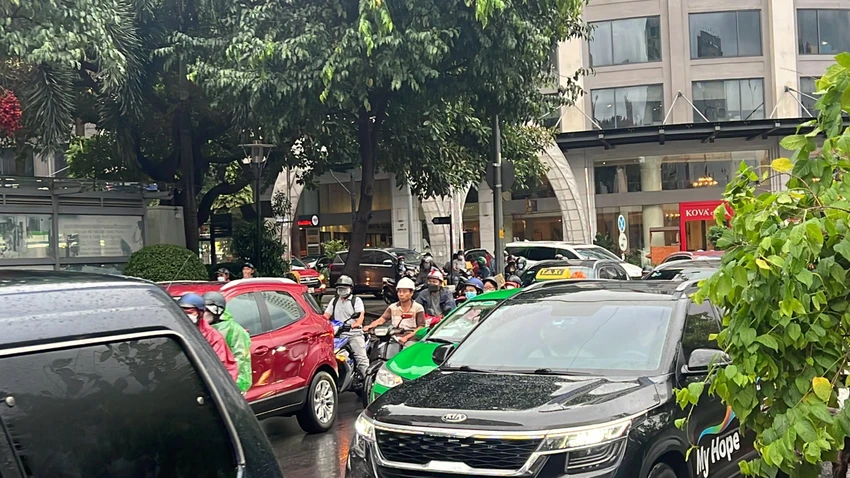 TP.HCM bắt đầu có mưa, do ảnh hưởng của cơn bão số 4. Ảnh: ĐT.