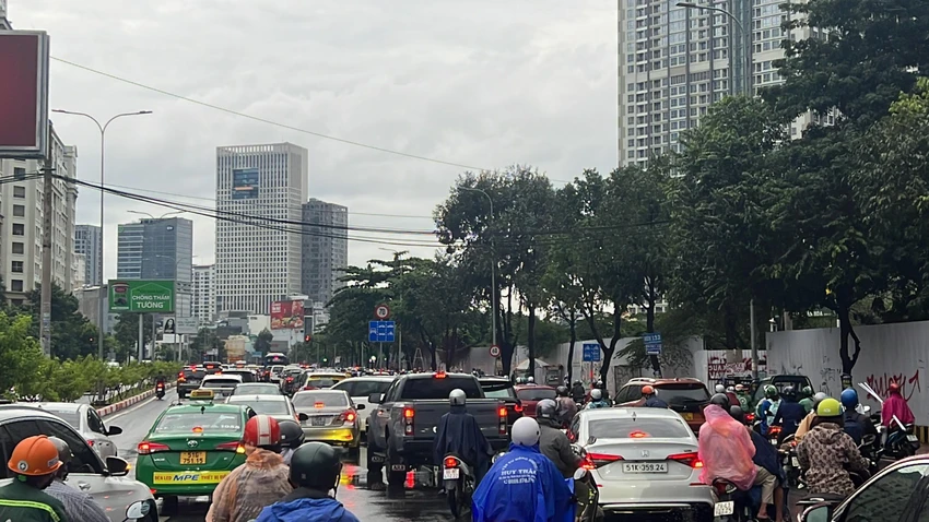 Đường Nguyễn Hữu Cảnh ùn ứ, các phương tiện di chuyển chậm. Ảnh: ĐT.