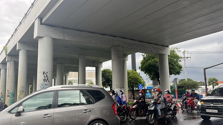 Khu vực cầu Nguyễn Hữu Cảnh đang tiến hành điều chỉnh giao thông. Ảnh: ĐT. Khu vực cầu Nguyễn Hữu Cảnh đang tiến hành điều chỉnh giao thông. Ảnh: ĐT.