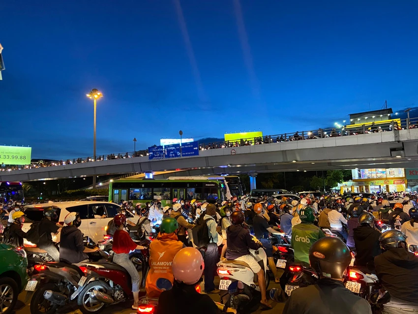 Các phương tiện nhích từng chút một để di chuyển qua các điểm kẹt. Các phương tiện nhích từng chút một để di chuyển qua các điểm kẹt.