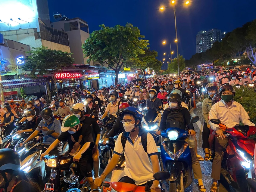 Các phương tiện xếp hàng dài trên đường Phạm Văn Đồng. Các phương tiện xếp hàng dài trên đường Phạm Văn Đồng.