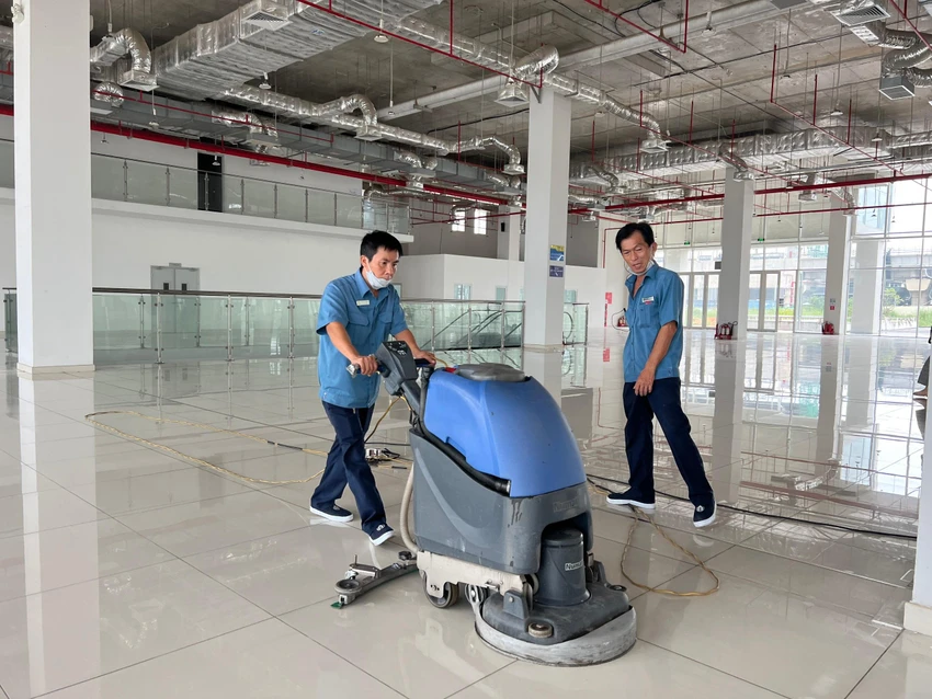 Nhân viên đang làm công tác đánh bóng mặt sàn. Ảnh: ĐT.