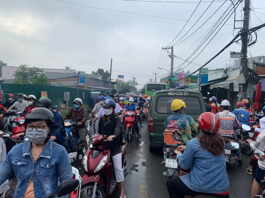 Các phương tiện xếp hàng dài cả cây số. Ảnh: ĐT