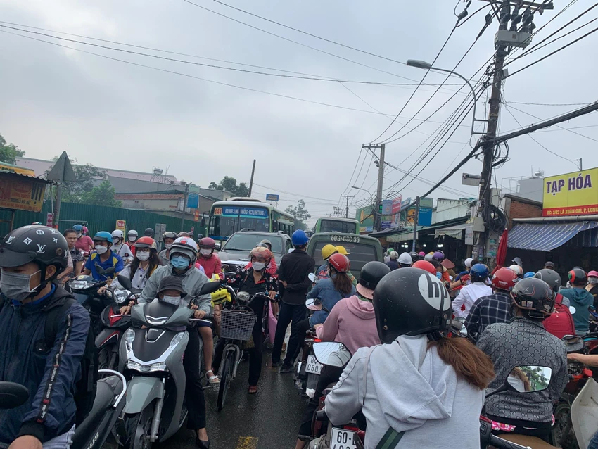 Người dân nhích từng chút một trên đường. Ảnh: ĐT