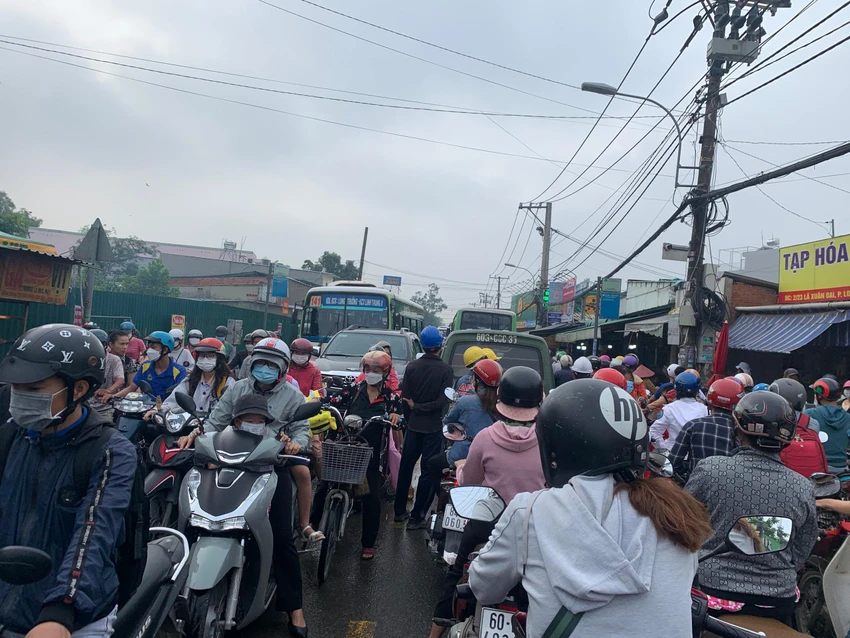 Khu vực cầu Tăng Long thường xuyên ùn ứ. Ảnh: ĐT. Khu vực cầu Tăng Long thường xuyên ùn ứ. Ảnh: ĐT.
