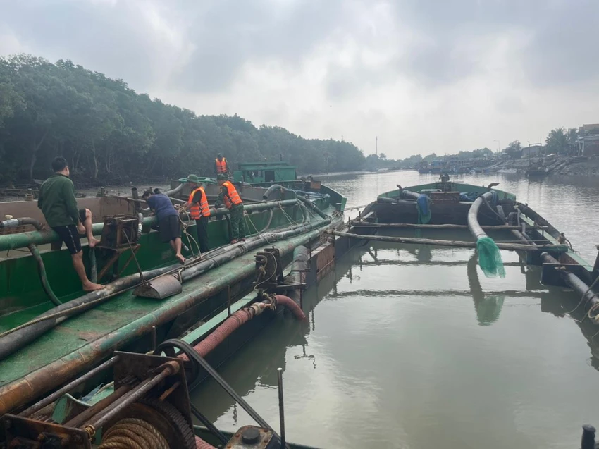 Hiện 3 sà lan đang bị tạm giữ. Ảnh: CTV. Hiện 3 sà lan đang bị tạm giữ. Ảnh: CTV.