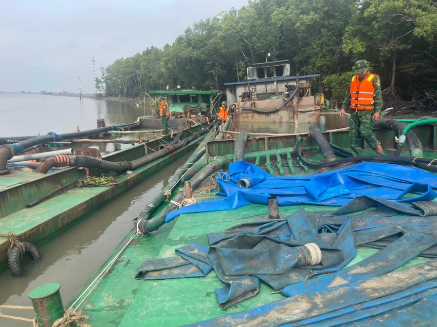 Thời điểm kiểm tra các sà lan chứa nhiều cát. Ảnh: CTV. Thời điểm kiểm tra các sà lan chứa nhiều cát. Ảnh: CTV.