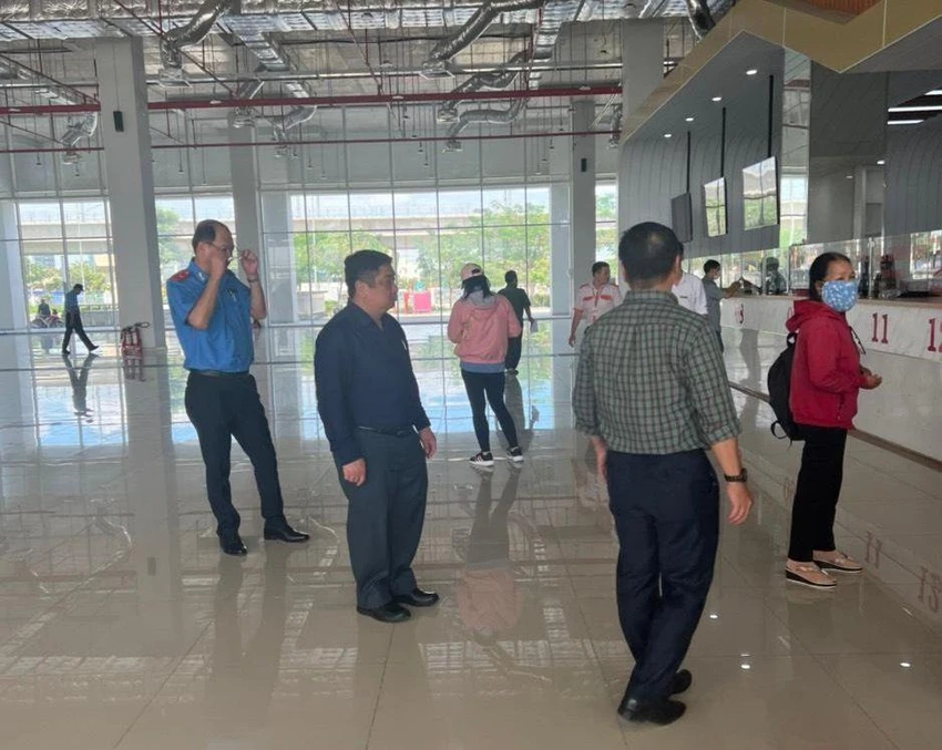 Ông Võ Khánh Hưng, Phó Giám đốc Sở GTVT TP.HCM kiểm tra BXMĐ mới. Ảnh: CTV. Ông Võ Khánh Hưng, Phó Giám đốc Sở GTVT TP.HCM kiểm tra BXMĐ mới. Ảnh: CTV.
