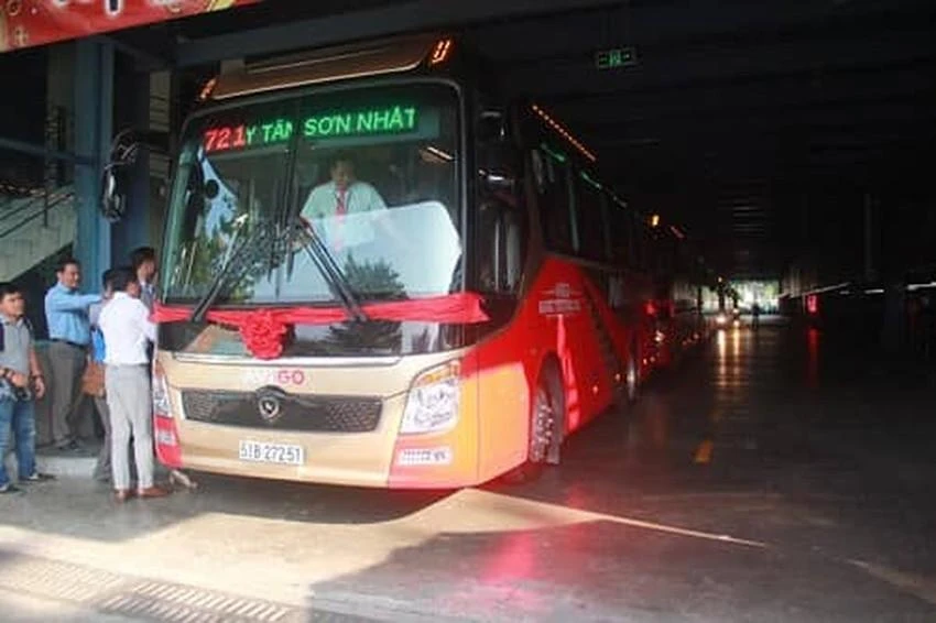 Xe buýt liên tỉnh 72-1 bị tố "chặt chém". Ảnh: HẢI LONG.